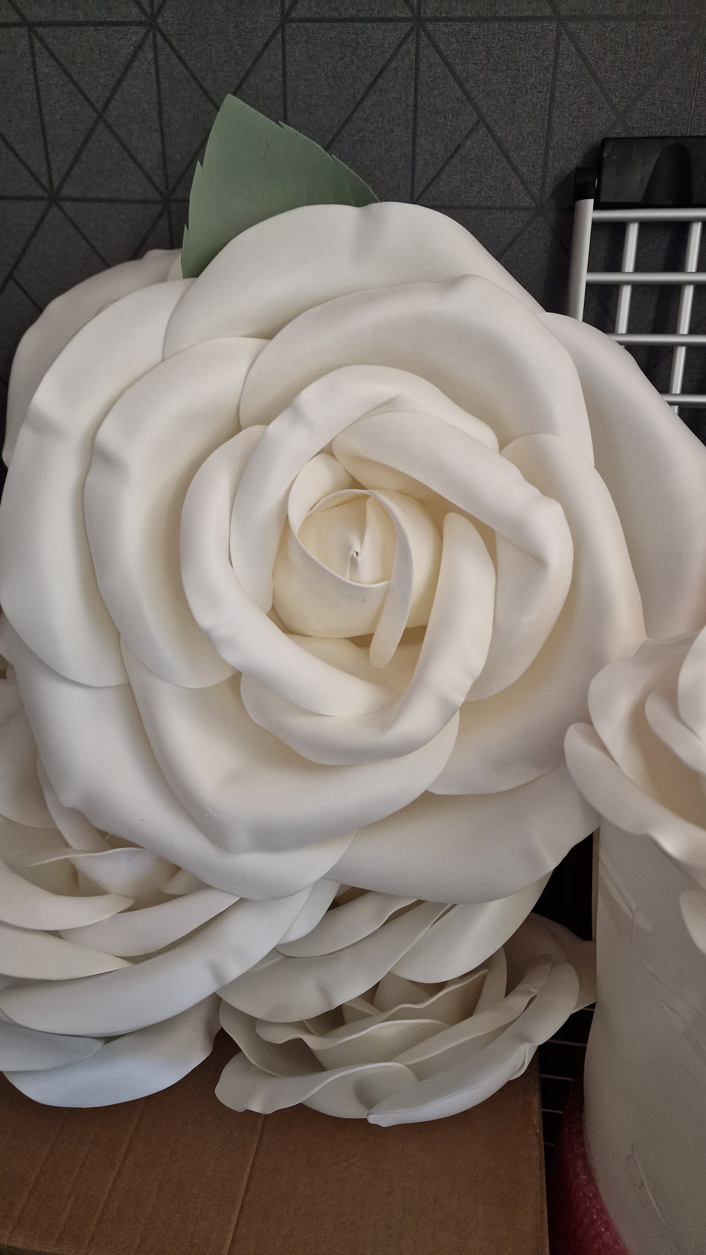 Exdisplay roses with flat back for flowerwalls and arches