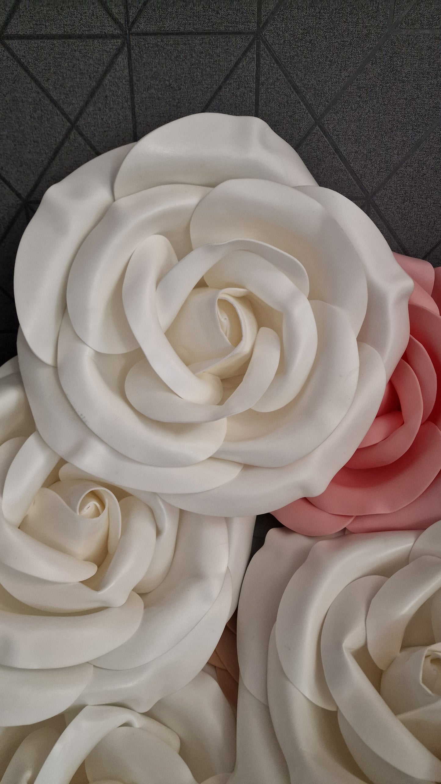 Exdisplay roses with flat back for flowerwalls and arches