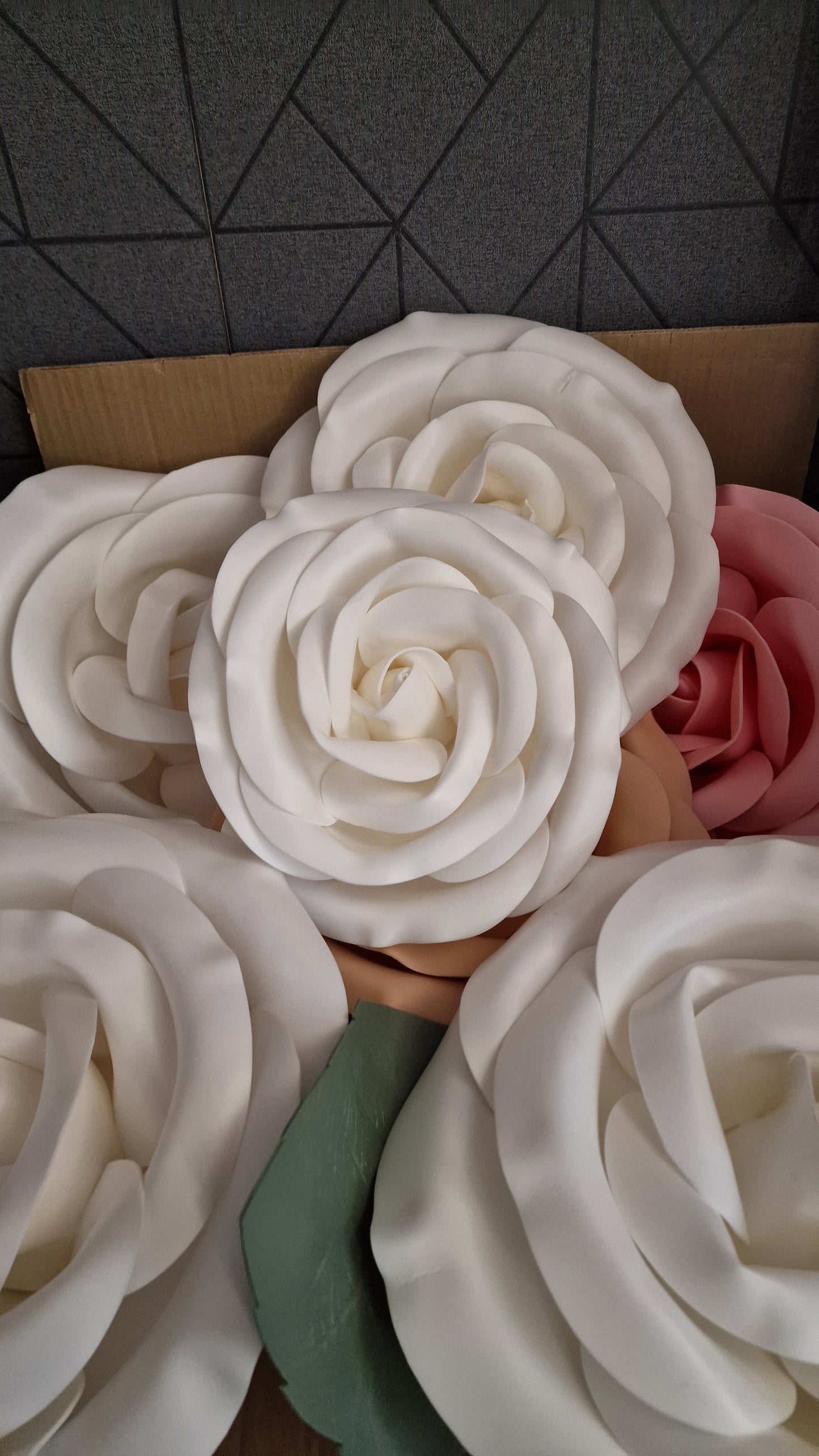 Exdisplay roses with flat back for flowerwalls and arches