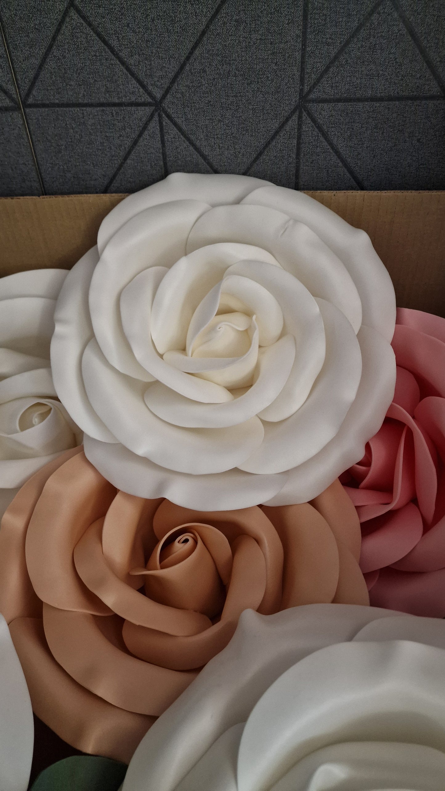 Exdisplay roses with flat back for flowerwalls and arches